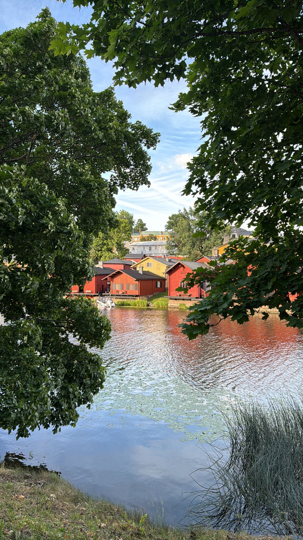 Punaiset mökit joen varrella Porvoossa