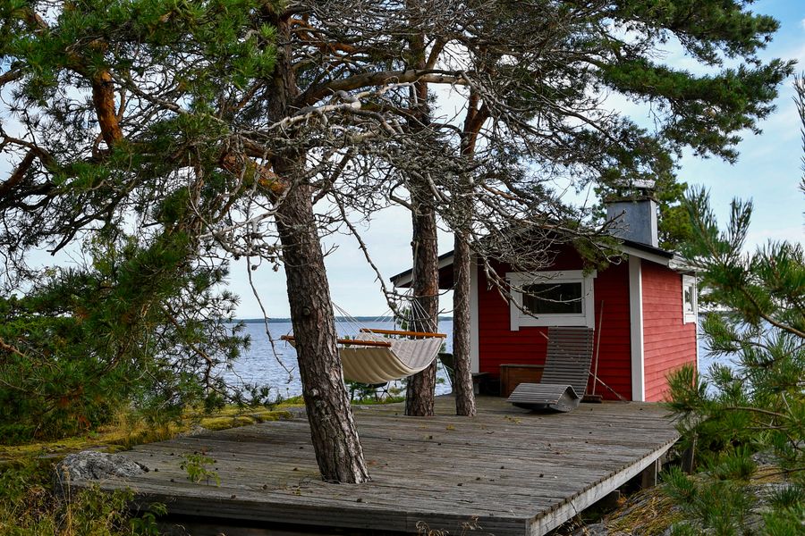 Mökin terassi ja riippumatto järven rannalla