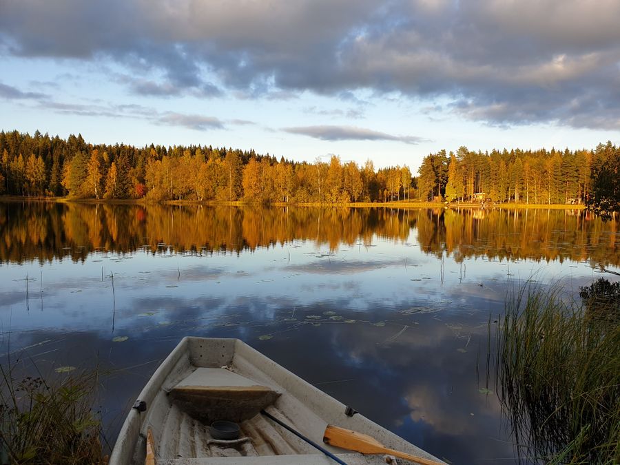 Syksyinen järvimaisema ja vene